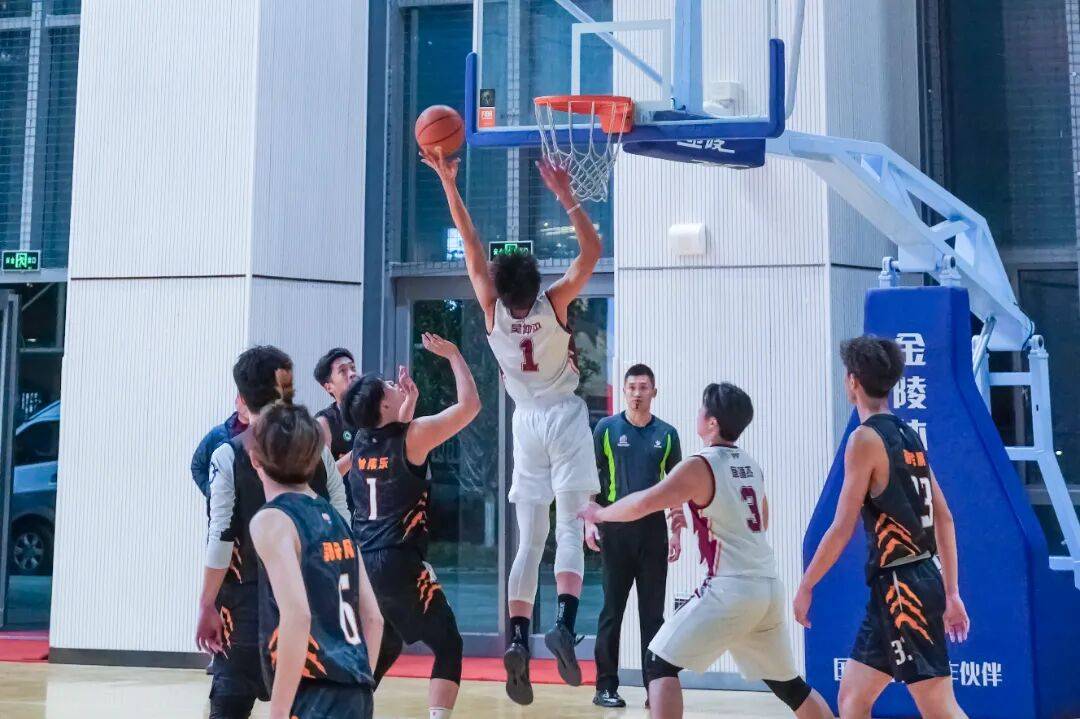 新赛季的篮球比赛即将升级,让球迷充满期待 新赛季的篮球比赛即将升级,让球迷充满期待