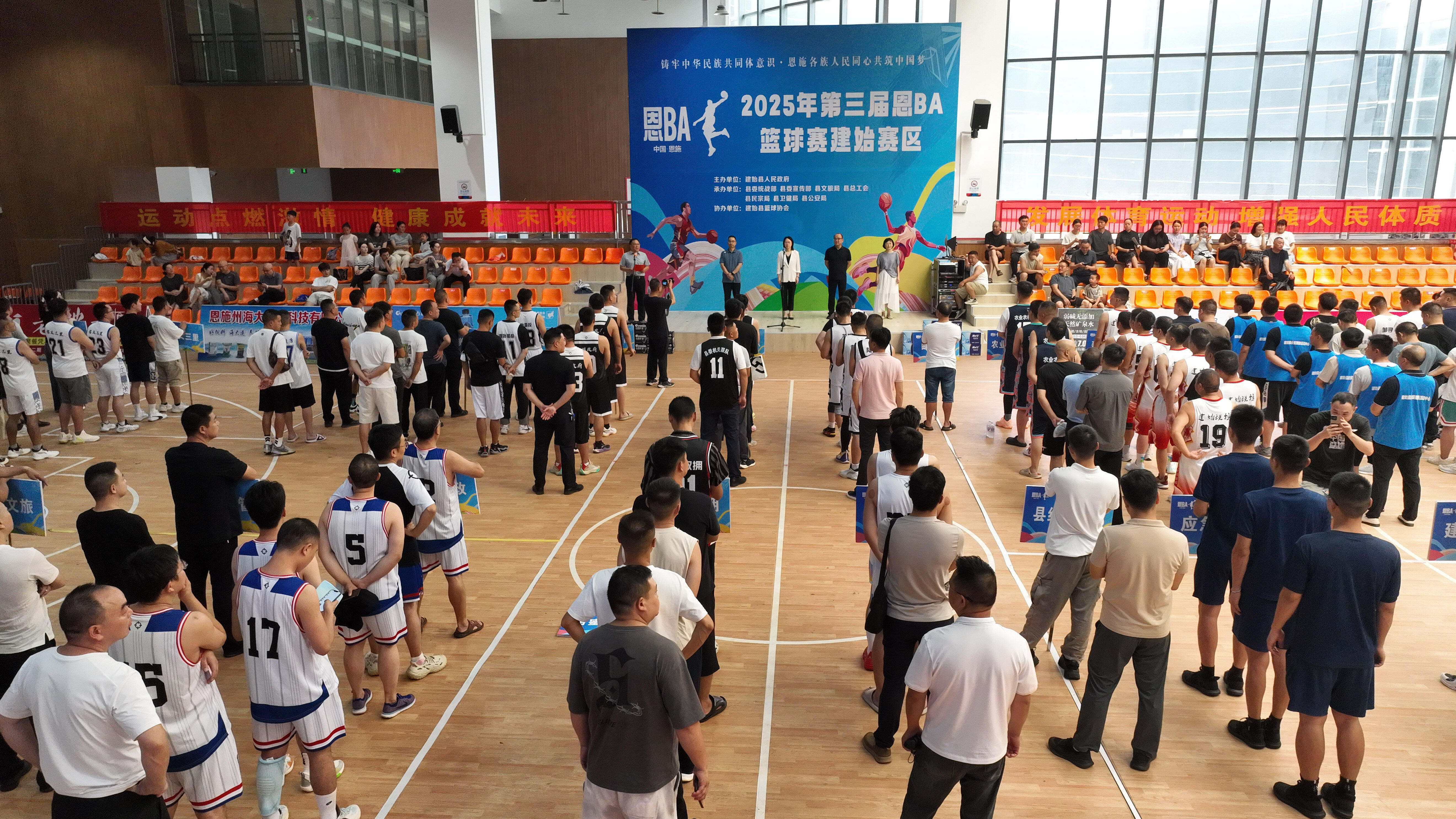 新赛季的篮球比赛即将升级,让球迷充满期待 新赛季的篮球比赛即将升级,让球迷充满期待